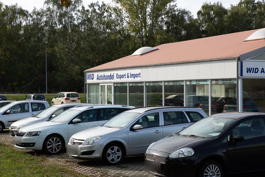 Gebrauchtwagen vor der Verkaufshalle von WID Autohaus in Hohenmölsen