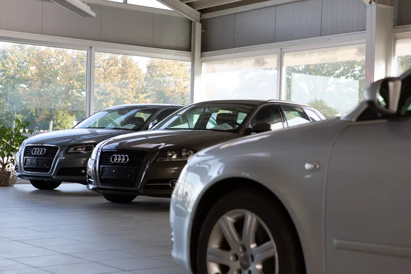 Gebrauchtwagen im Showroom von WID Autohaus in Hohenmölsen