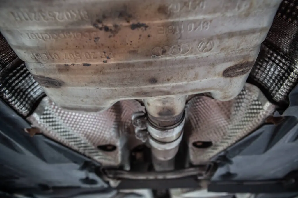 Getriebe und Abgasanlage am Unterboden eines Autos auf der Hebebühne