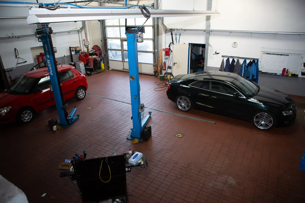 Werkstatthalle von WID Autohaus mit zwei Hebebühnen