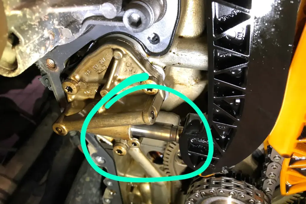 Geöffneter Steuertrieb mit Kettenspanner und Gleitschiene, Bereich mit grünem handgezeichnetem Kreis markiert
